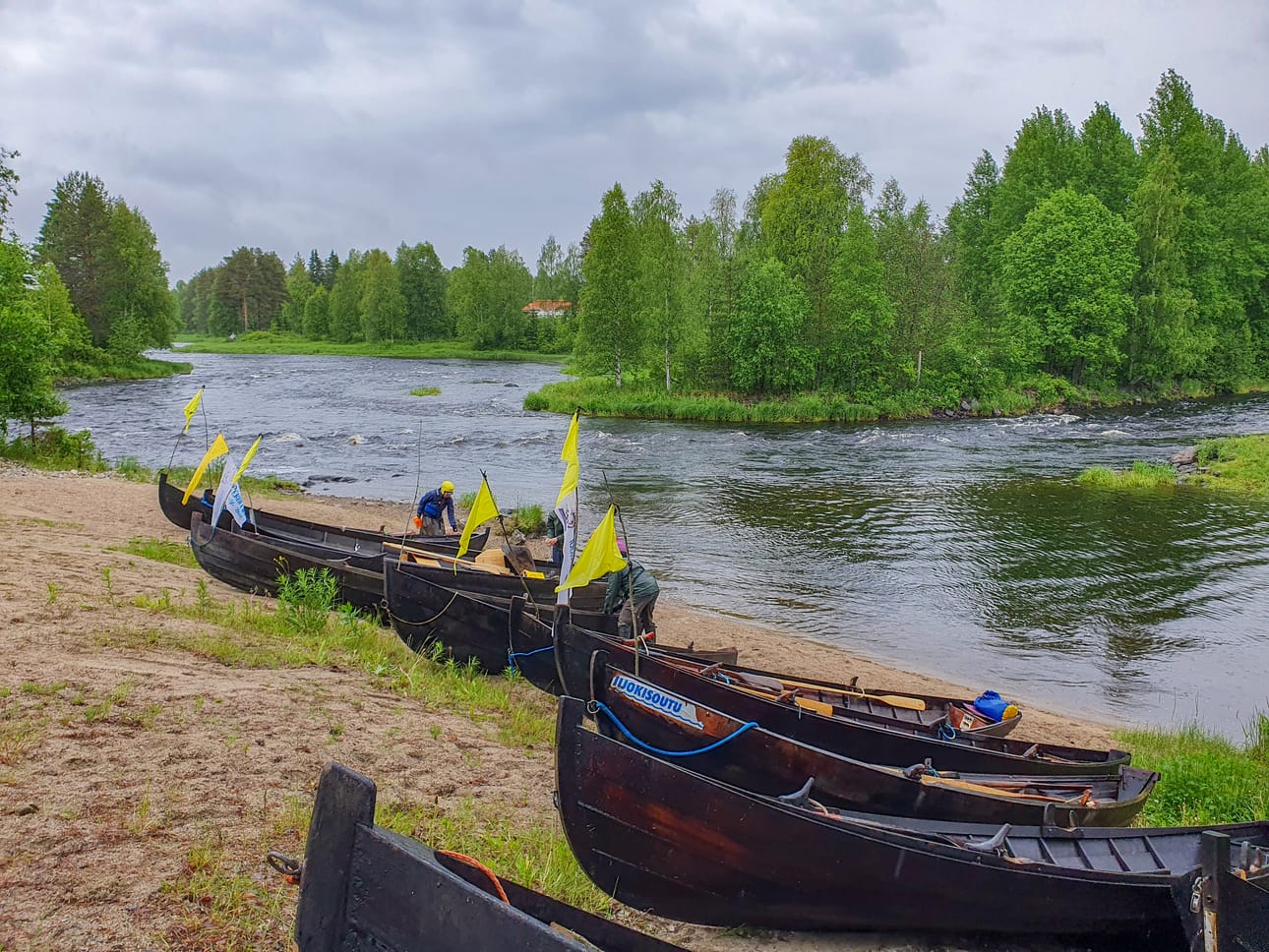 Koski jo odottaa, kohta lähdetään liikkeelle Taivalkosken keskustasta. Jokaiselle perinneveneelle on annettu oma nimi.