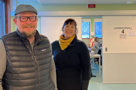 Lukiolaisille on remontoitu opetustiloja muun muassa entiseen leikkaussaliin. Kuvassa toimitusjohtaja Markus Sulkava ja lukion rehtori Anne Luodeslampi.