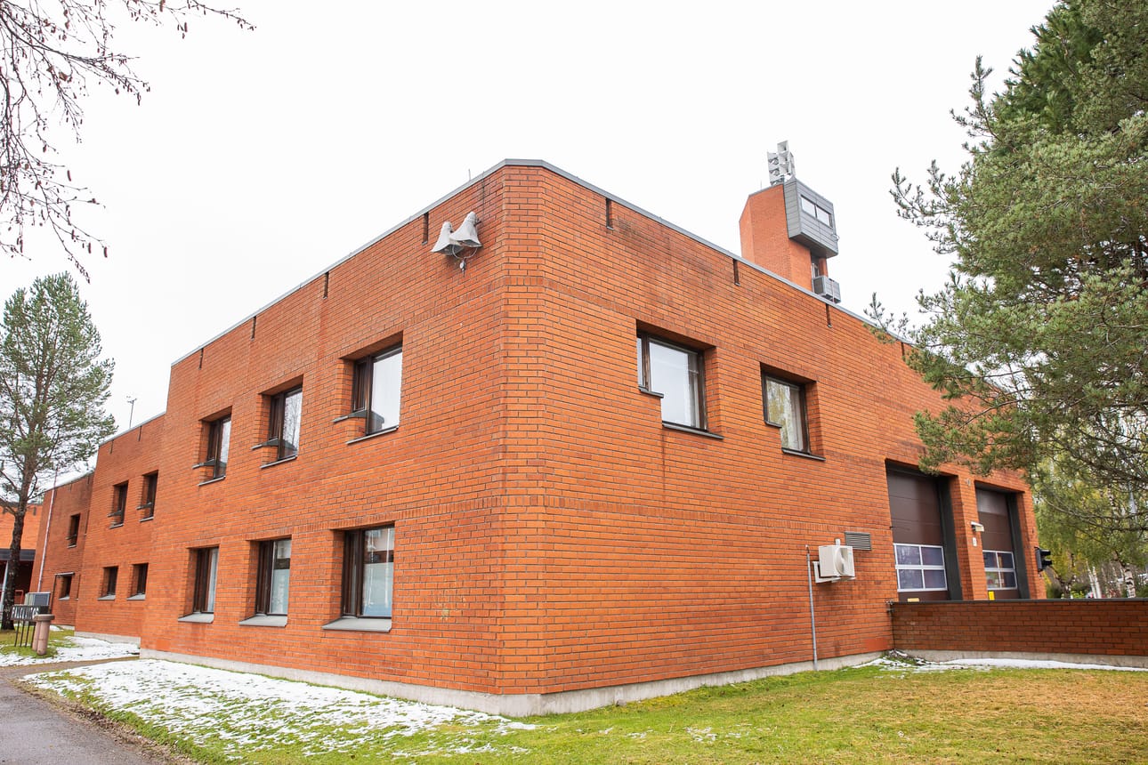 Kuusamon kaupungilla on myynnissä muiden muassa keskustan paloasema (kuvassa) ja Rukan paloasema.