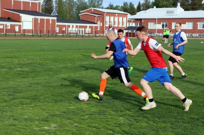 Ville Ojala vauhdissa Jurva-70:n harjoituksissa. Albin Avdili ja Antti Mäntylä pyrkivät samaan palloon. KUVAT: JARMO HAUTAMÄKI