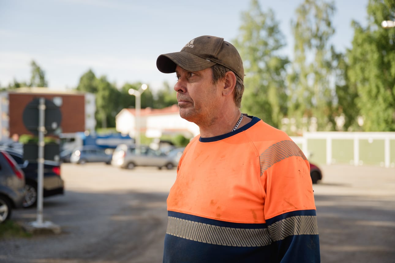 Taloyhtiön puheenjohtaja Mika Leppänen odottaa tietoa talon saamista vaurioista.