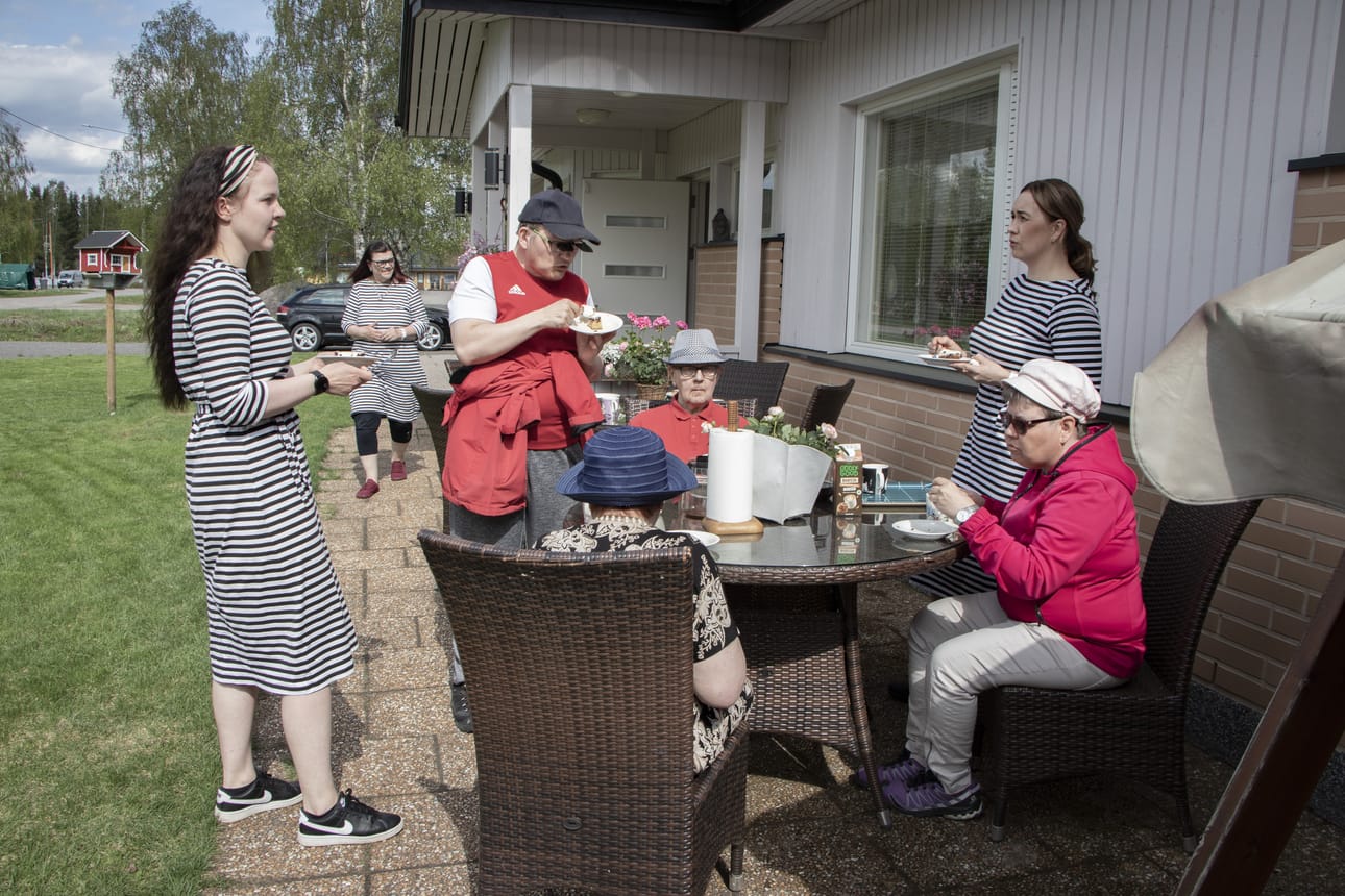 Perhekoti Kuurankukka täyttää kesäkuussa 30 vuotta. Kesän kynnyksellä nautiskeltiin jo terassikahvittelusta samalla kun muisteltiin menneitä.