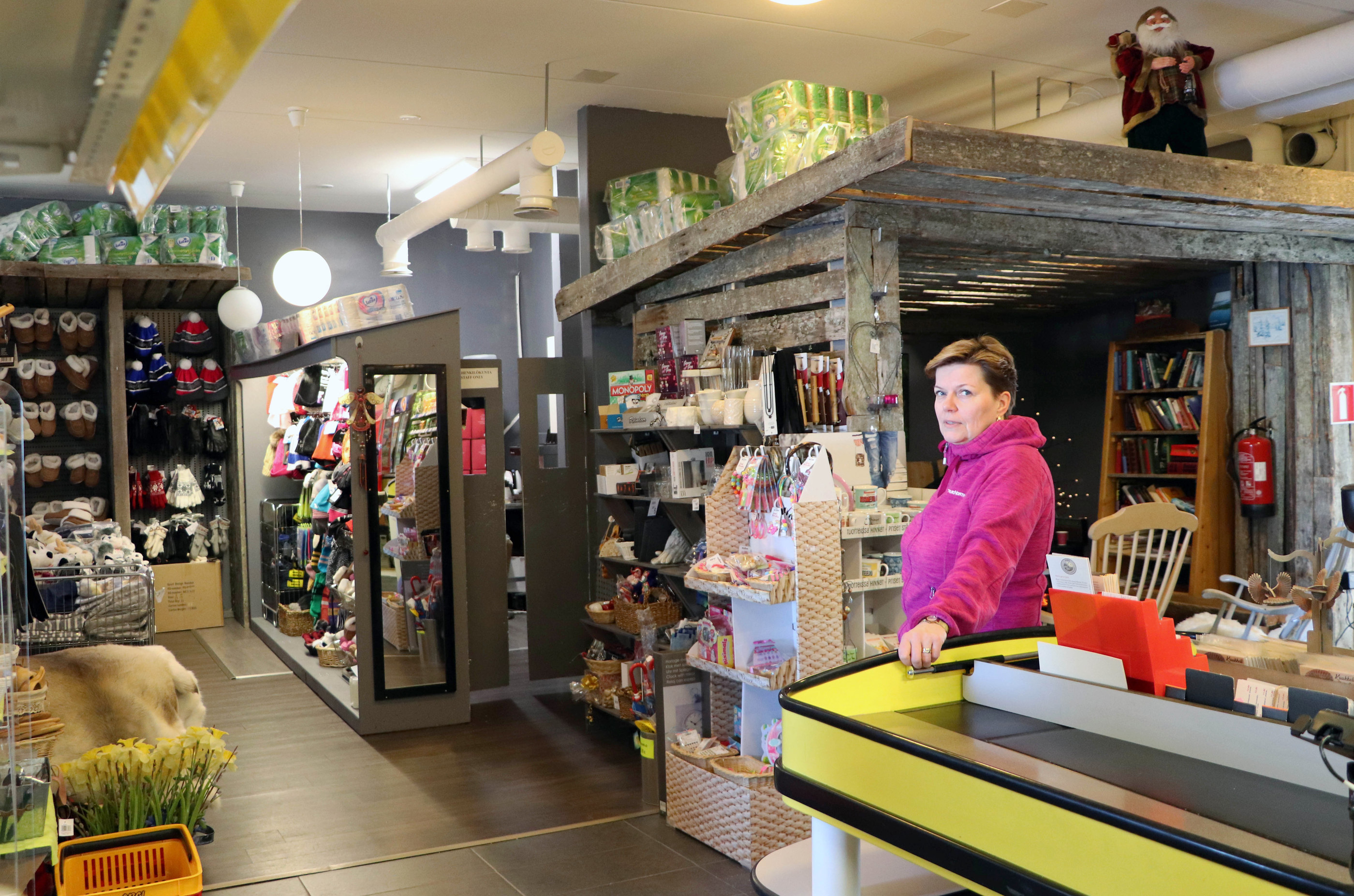 Tunturi Marketin yrittäjä Minna Puolakka kertoo, että asiakkaita on riittänyt. Kaupassa piipahtaa paljon alueella normaalioloissa töissä olevia. Heillä on nyt vapaa-aikaa hienojen kelien aikaan.        