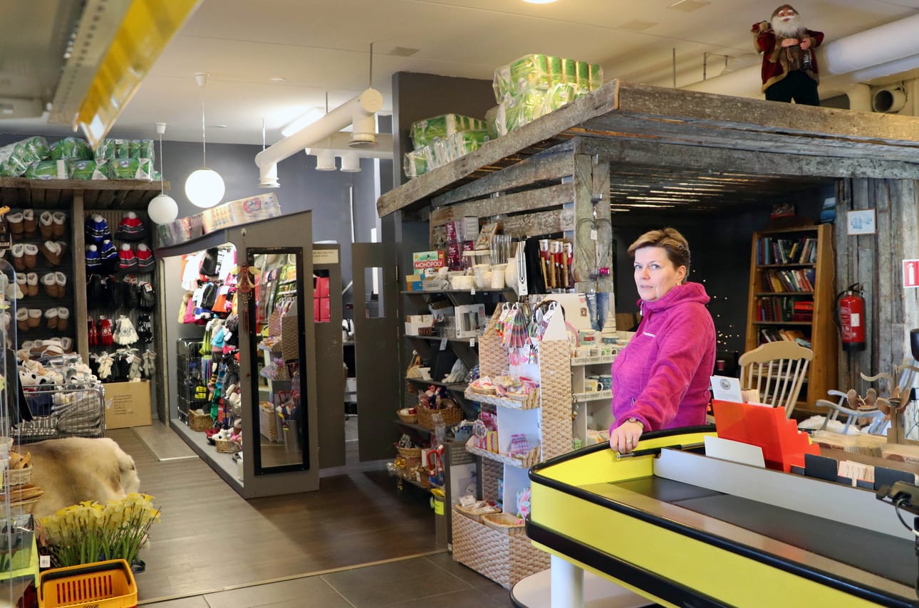 Tunturi Marketin yrittäjä Minna Puolakka kertoo, että asiakkaita on riittänyt. Kaupassa piipahtaa paljon alueella normaalioloissa töissä olevia. Heillä on nyt vapaa-aikaa hienojen kelien aikaan.