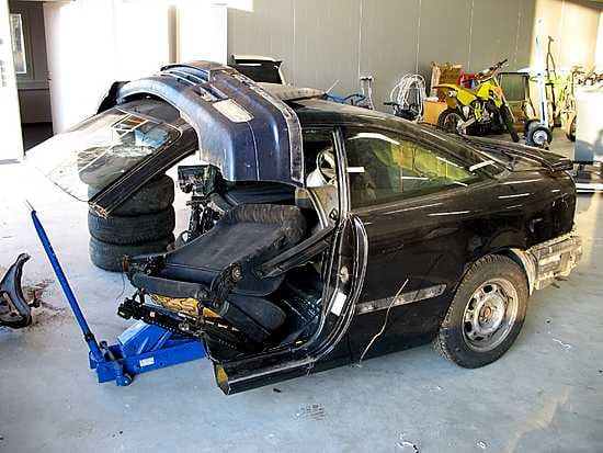 Kuvassa puoliksi purettu Opel Calibra.