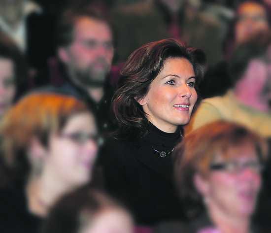 Kulttuuriministeri Tanja Karpela katsoi keskiviikkona Oulun kaupunginteatterin Kalevala-tulkinnan.