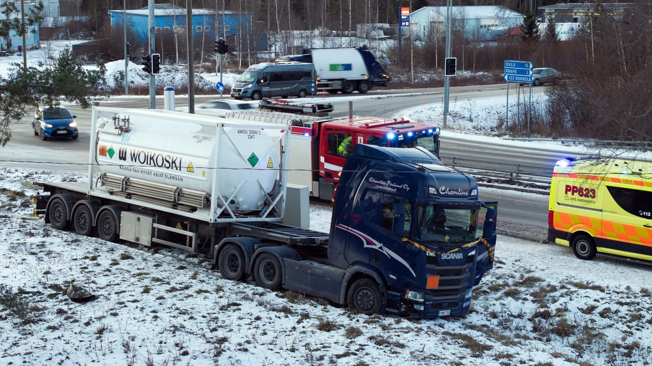 Auto ajautui pois tieltä noin kahden aikoihin iltapäivällä.