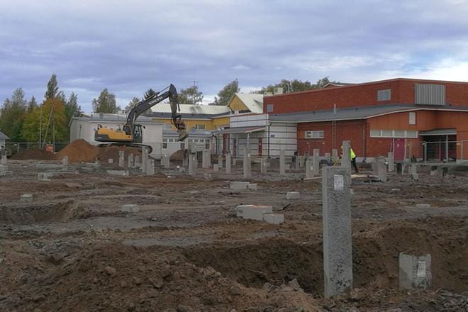 Paaluja on jo pystyssä Alahärmän liikuntahallityömaalla. Työmaalla kävi tutkailemassa ja kuvat Komiat-lehteen lähetti paikkakunnalla poikkeamassa oleva Veli Viitala.