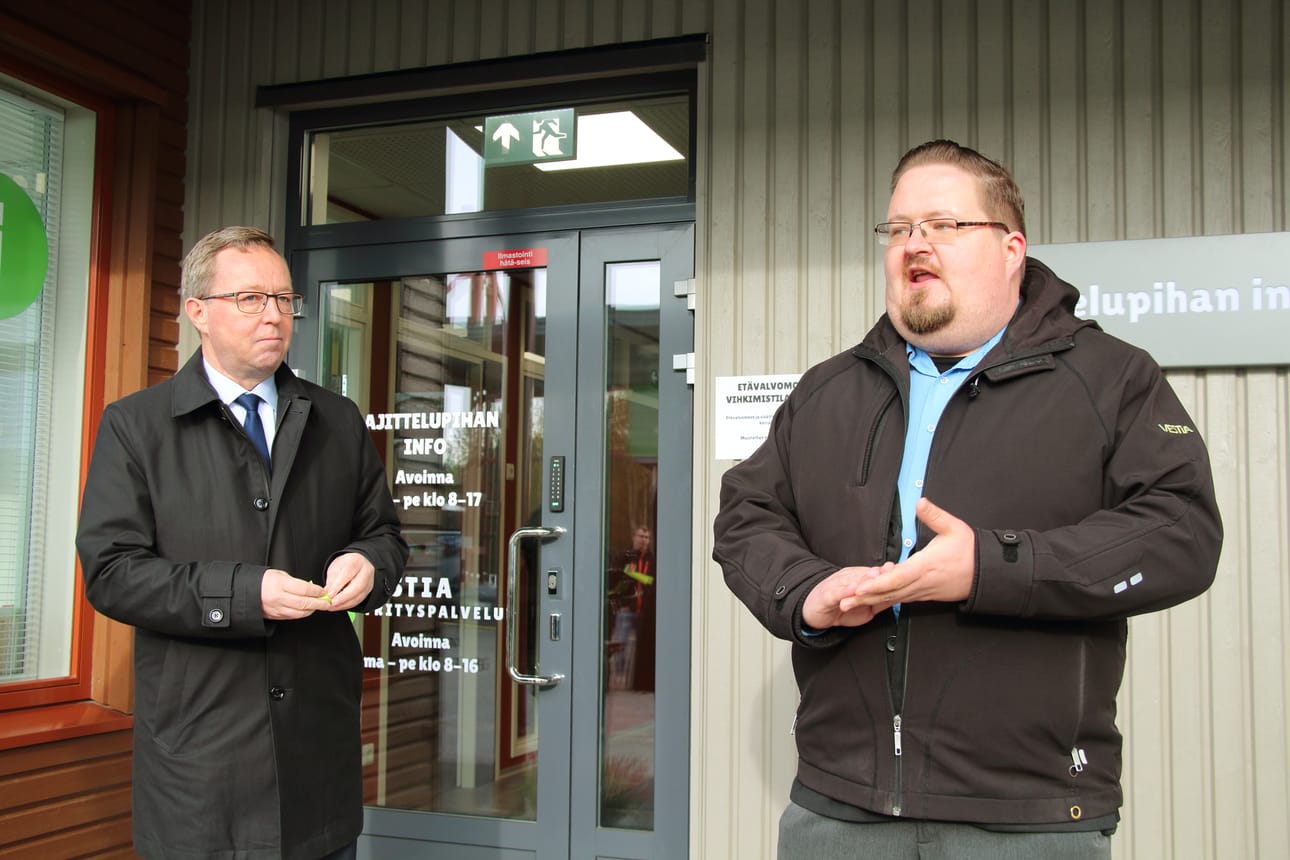 Palvelurakennus etävalvomoineen vihittiin käyttöön maanantaina. Rakennuksen vihkivät käyttöön elinkeinoministeri Mika Lintilä ja Vestian toimitusjohtaja Olavi Soinio.