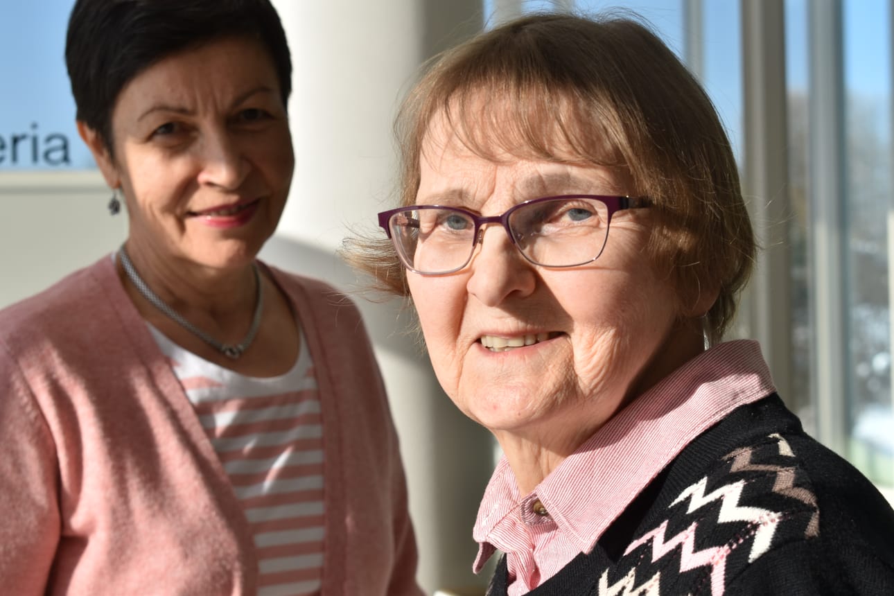 Rauni Törmänen (vasemmalla) paljastaa etukäteen vain yhden senioreiden kulttuuritapahtuman esiintyjistä. Hän on Aino Oinas, monelle tuttu runoilija. ketä muita tuttuja tilaisuudessa nähdään selviää tiistaina.