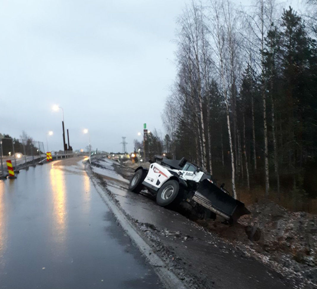 Lukija kuvasi, kuinka keli oli yllättänyt myös  hiekoitusauton pyörätiellä Ideaparkin läheisyydessä Oulussa.  - Aivan kamala keli oli pyöräillä, lukija kommentoi.