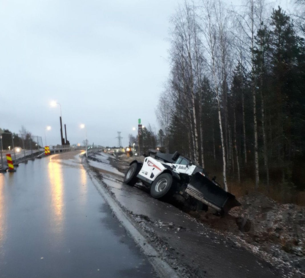 Lukija kuvasi, kuinka keli oli yllättänyt myös hiekoitusauton pyörätiellä Ideaparkin läheisyydessä Oulussa. - Aivan kamala keli oli pyöräillä, lukija kommentoi.