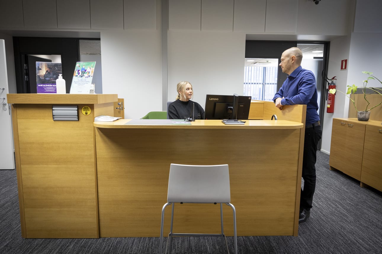 – Pyrimme reagoimaan nopeasti asiakkaiden yhteydenottoihin, sanoo POP Pohjanmaan liiketoimintajohtaja Asko Juntunen. Juntusen juttuseurana asiakasneuvoja Hanna Kuiri.