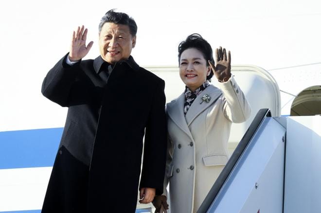 Kiinan presidentti Xi Jinping ja hänen vaimonsa Peng Liyuan saapuivat Helsinkiin tiistaina. Presidentti Xi tapaa tänään muun muassa tasavallan presidentti Sauli Niinistön. KUVA: MAURI RATILAINEN / EPA
