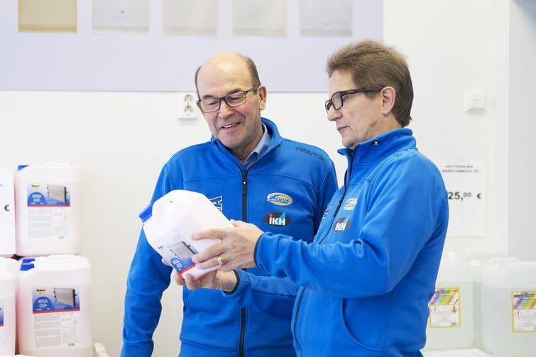 Arvi Ojanperä ja Pekka Angeria tarkistavat, että asiakkaan autoon tarvittava jäähdytinnestetyyppi on oikea.