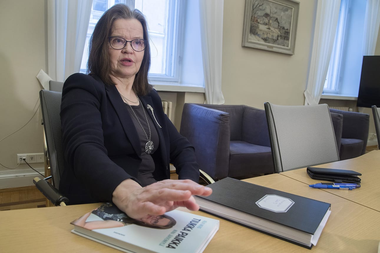 Yle kertoi aiemmin aamulla, että Nerg oli vastannut Twitterissä Nergille osoitettuun kysymykseen: pitäisikö jonkun erota, että jos Helsingin Sanomien uutinen pitäisi paikkansa, niin pitäisi erota.