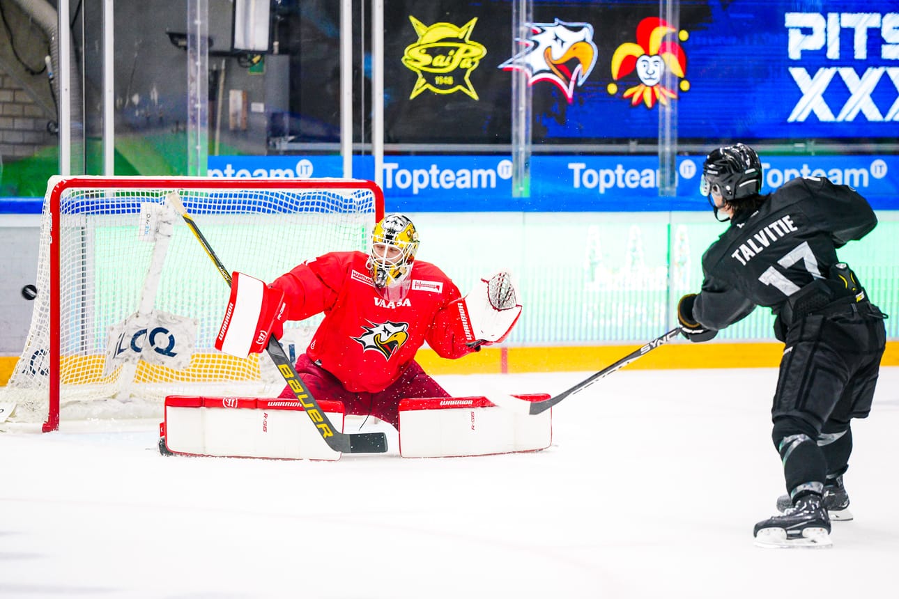 Jere Huhtamaa nollasi Aarne Talvitien ja muut TPS:n laukojat rangaistuslaukauskilpailussa harjoituskauden ottelussa viime syksynä. Arkistokuva.