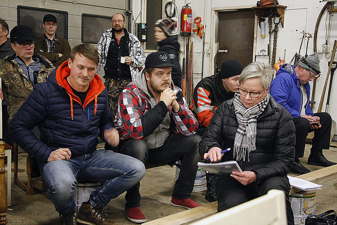 Tarkastusarkkitehti Ritva Tiihonen-Anttila (etualalla) kertoi toimenpideluvan myöntämisen perusteista.