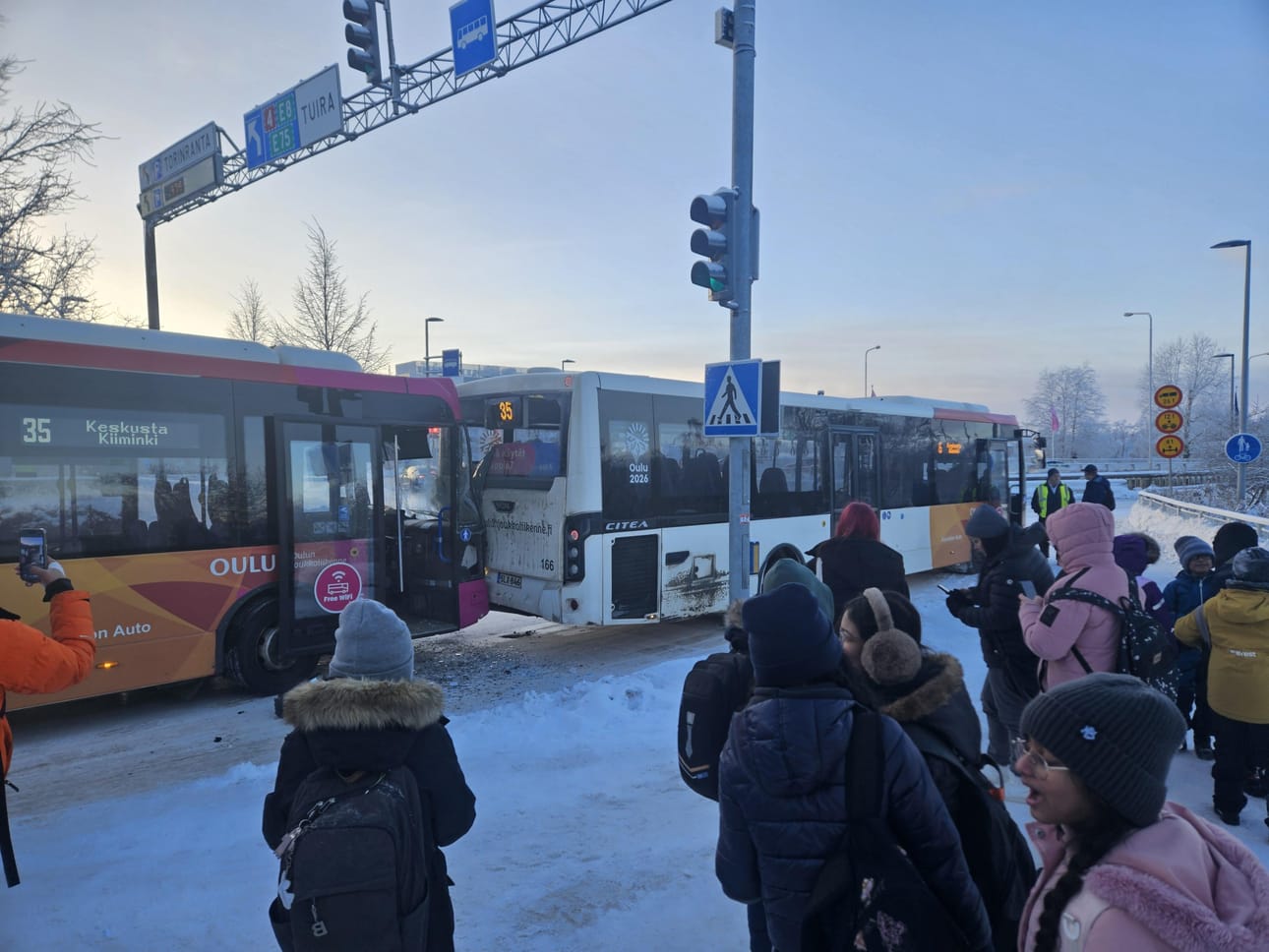 Ensimmäisen törmäyksen jälkeen toinen pysäkille saapunut linjan 35 bussi törmäsi saman bussin perään.