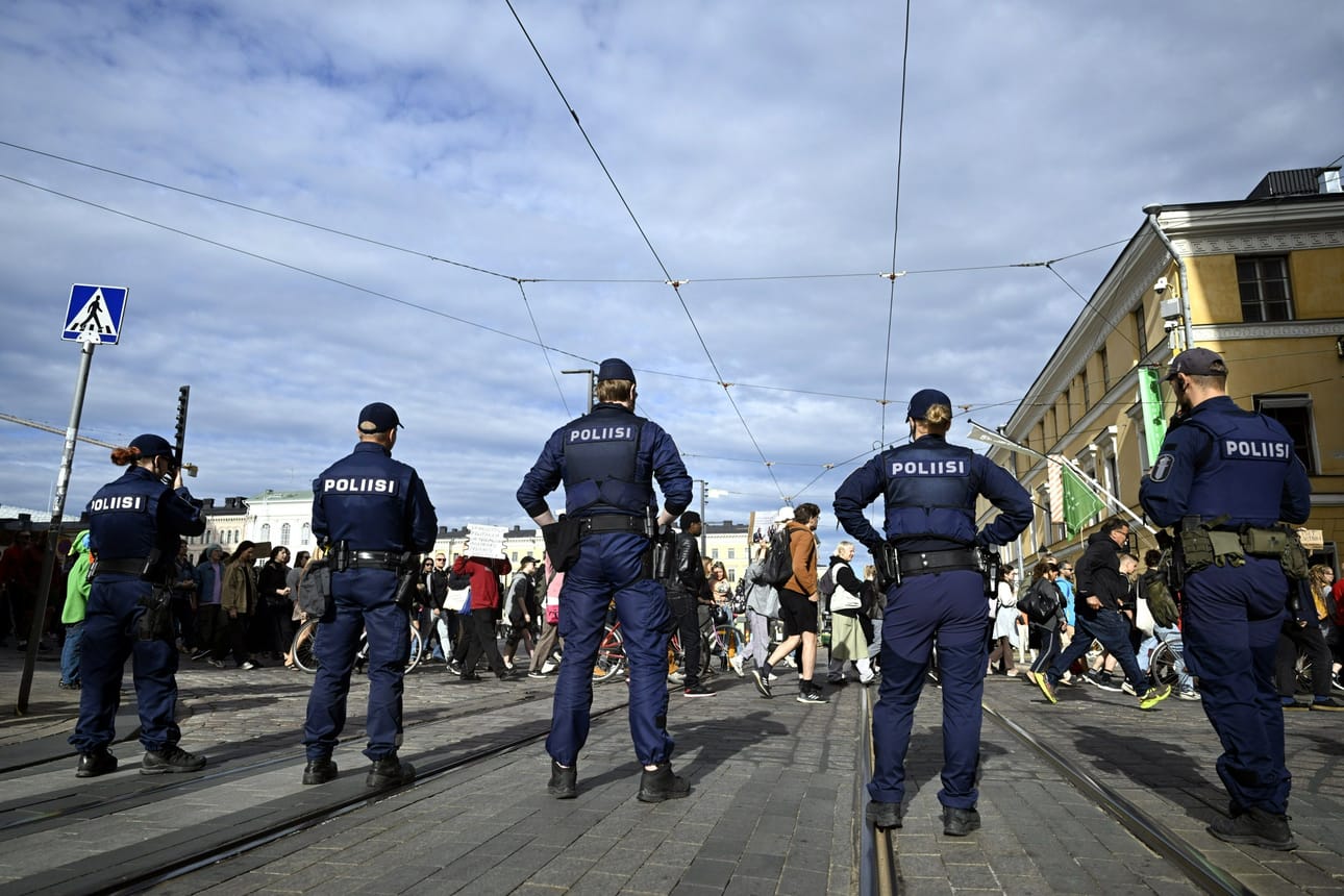Amnestyn mukaan poliisi muun muassa hajottaa mielenosoituksia tarpeettomasti. Kuvassa viime kesänä Helsingissä järjestetty Loppu äärioikeiston väkivallalle! -mielenosoitus. LEHTIKUVA / Vesa Moilanen