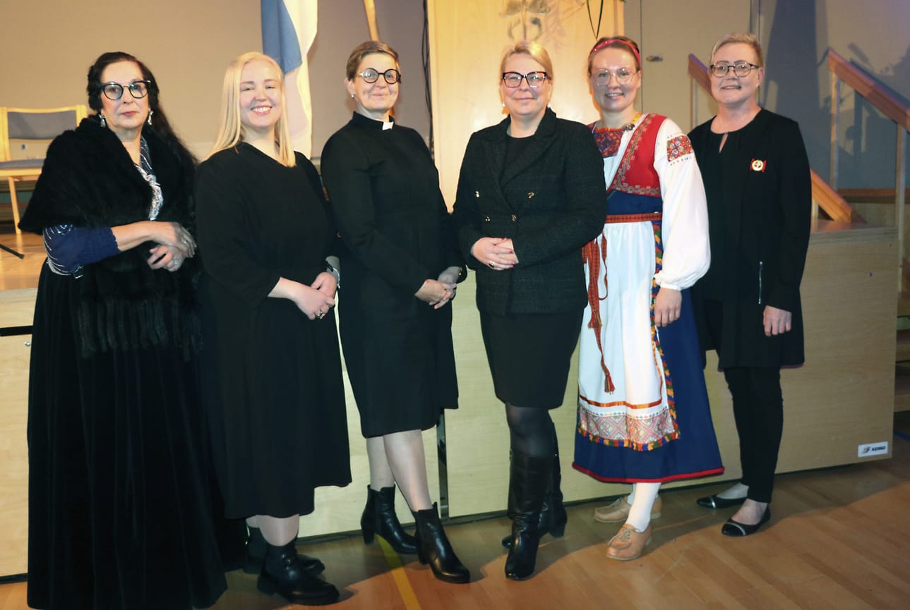 Elisabeth Friman (vas.) mukana Oulaisten naispäättäjien ja kirkkoherran kanssa itsenäisyyspäivän juhlassa viime vuonna. Kuvassa hänen vierellään Marjut Suviaro, Sanna-Leena Lavanti, Päivi Keisanen, Janette Rajaniemi ja Päivi Rantaeskola.