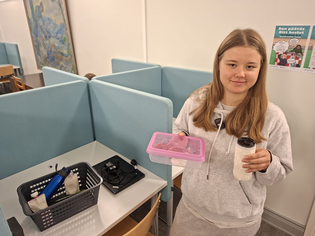 Emilia Laaksovirta oli teipannut asiaan kuuluvasti tekstiä sisältävät tuotteet. Syötävistä kaikki eivät kuluneet koetilanteen aikana.