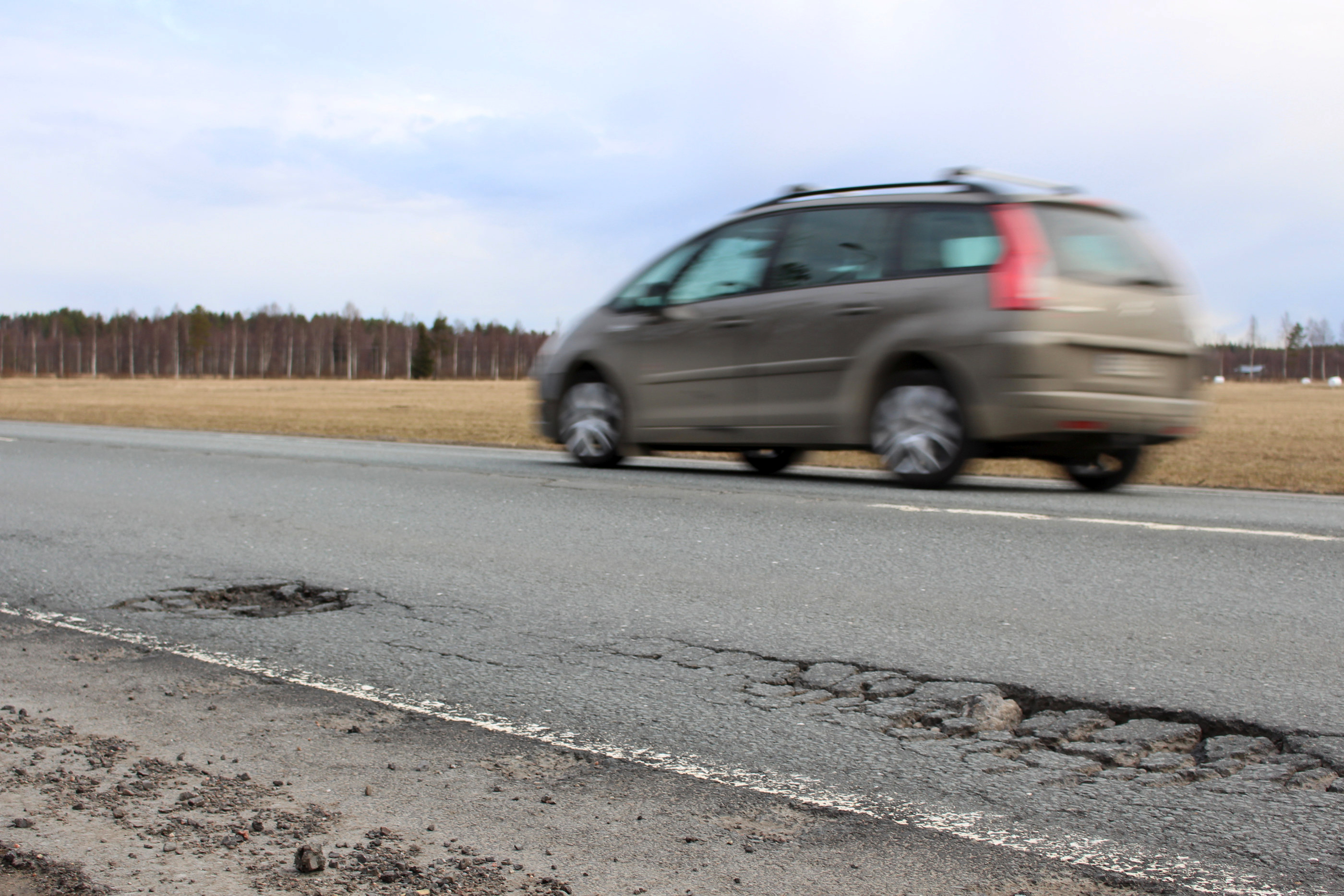 Nelostie on pahassa kunnossa varsinkin Ransilasta Pulkkilaan päin mentäessä. Tietä paikataan tulevana kesänä. Kuva Sari Junnonaho