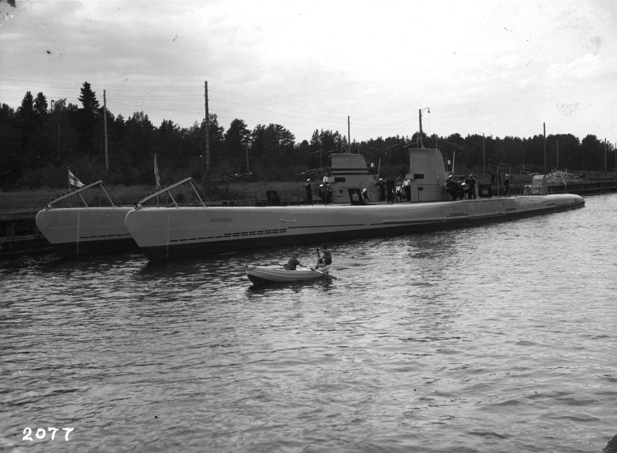 14.7.1934 Toppilassa käyneet sukellusveneet Vesihiisi ja Iku-Turso olivat Suomen laivaston Vetehis-luokan sukellusveneitä. 