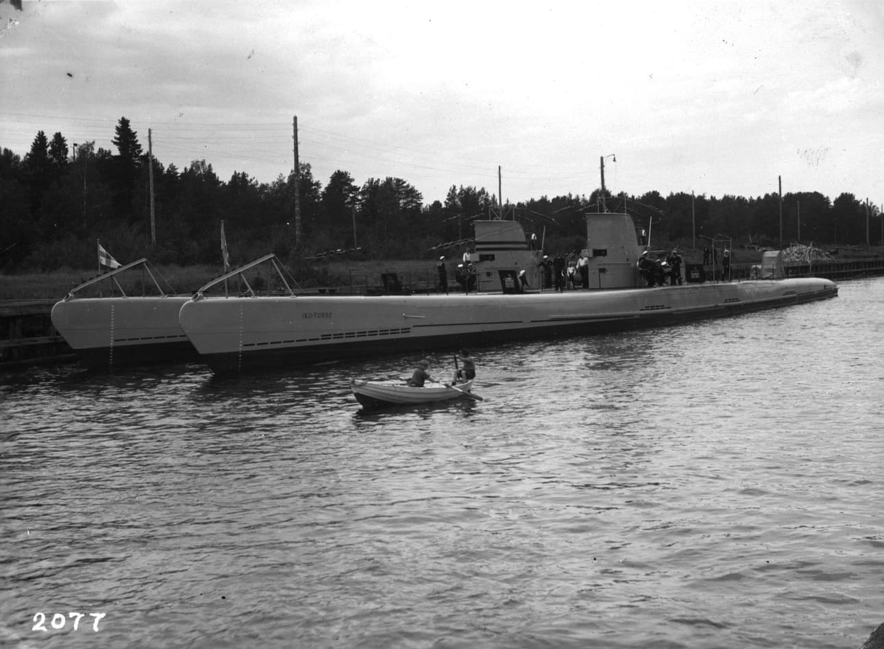 14.7.1934 Toppilassa käyneet sukellusveneet Vesihiisi ja Iku-Turso olivat Suomen laivaston Vetehis-luokan sukellusveneitä.