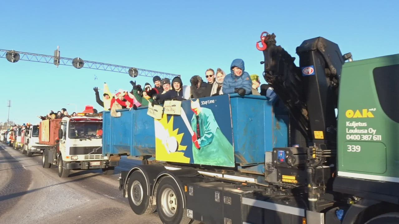 Penkkariautojen letka matkaa läpi Oulun keskustan