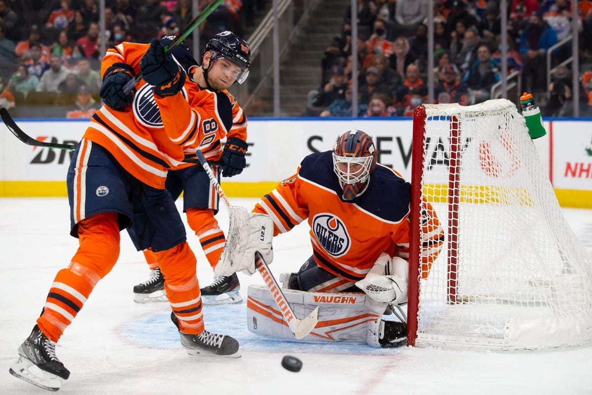 Edmontonin tulokaspuolustaja Markus Niemeläinen pelasi 16 minuuttia. Vieressä maalivahti Mikko Koskinen. Lehtikuva/AFP