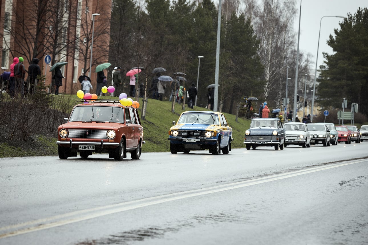 Kaleva Live: Vappupäivän perinne palaa katukuvaan, vanhat autot lähtevät liikkeelle Toppilansaaresta – seuraa tunnelmia vappuajoista suorana täältä