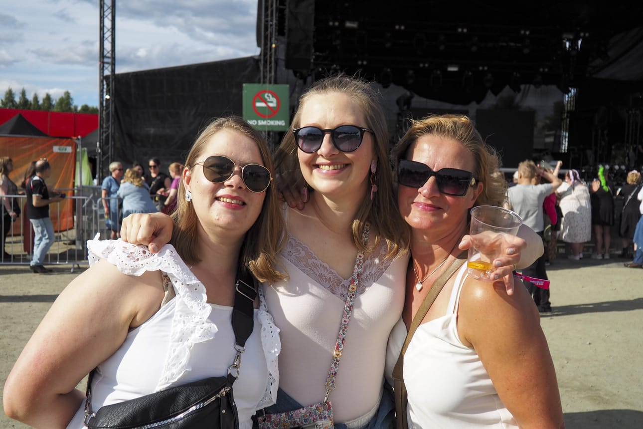 Etkoilta festarialueelle saapuneet Kaisa Louhimaa (vas.), sisarensa Anna Latvakoski ja ystävä Rita Lehtola odottavat kuulevansa erityisesti Juha Tapiota.