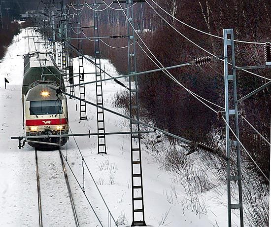 Junaradan sähkötolppaan kiivennyt mies pysäytti junaliikenteen. Kuvan juna ei liity tapaukseen.