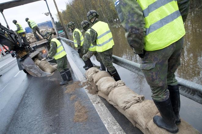 Puolustusvoimat kutsuttiin apuun rakentamaan tulvavallia Turunväylällä Espoossa. Suomessa on yhteensä noin 460 tierekisteriin vietyä tulvakohdetta. Kuva: Mauri Ratilainen