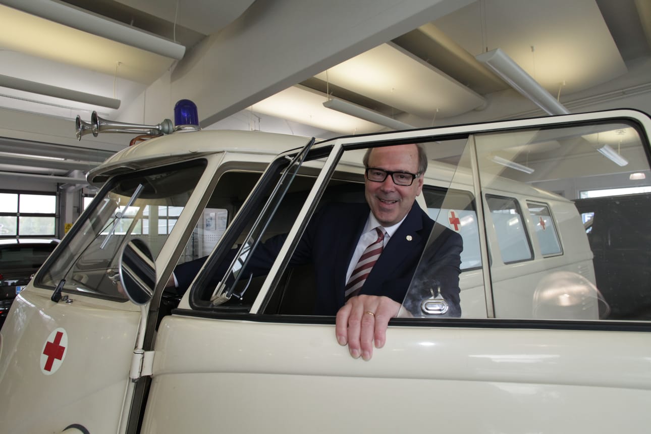Pörhön autoliikkeessä on esillä vanha Volkswagenin tehdasvalmisteinen ambulanssi. Matti Pörhö hankki Oulussa palveluksessa olleen auton omistukseensa.