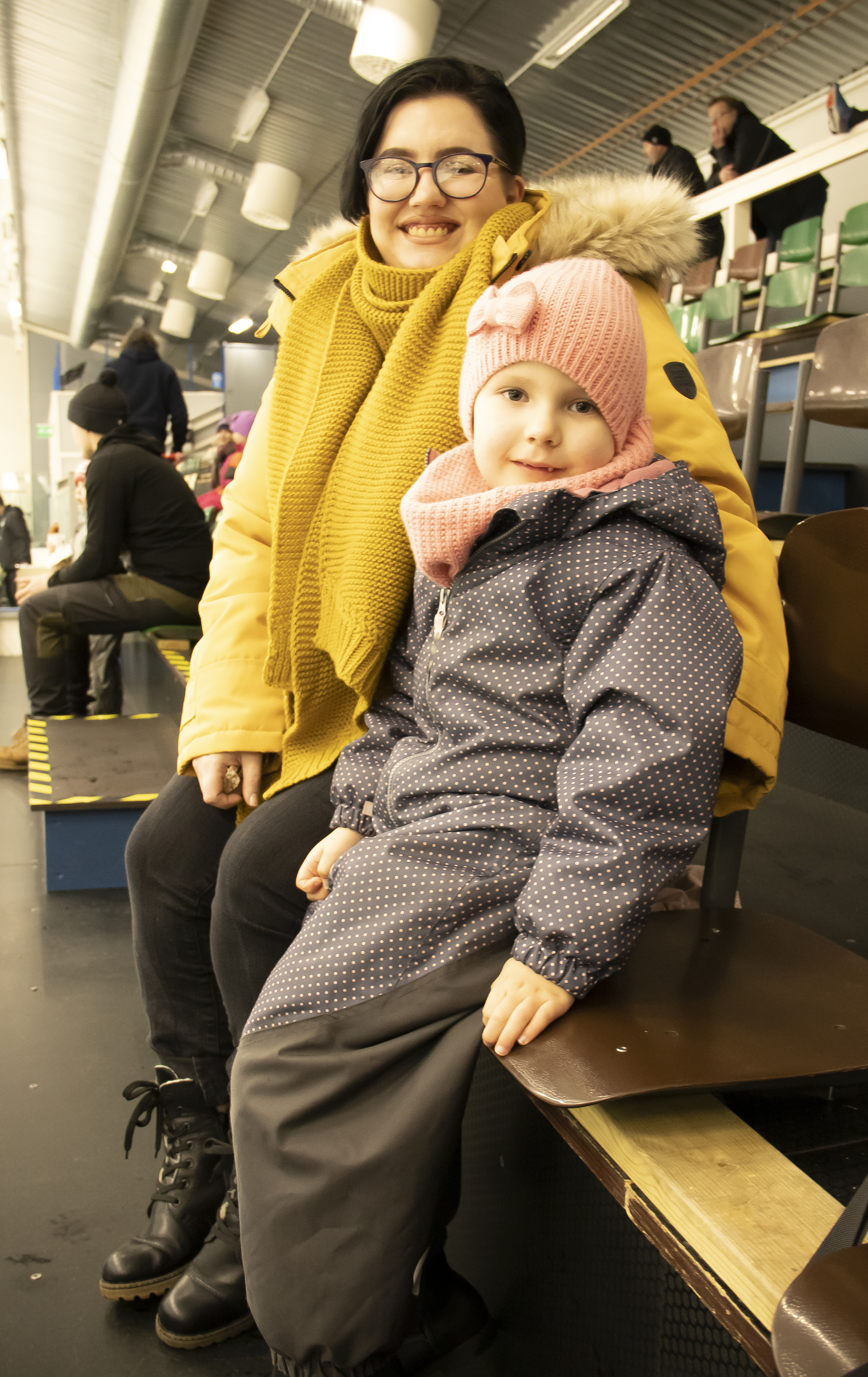 Linnea ja Kirsi Alahäme kävivät Limingan jäähallissa ensimmäistä kertaa. Torniosta Liminkaan muuttanut perhe kannattaa HIFKiä.