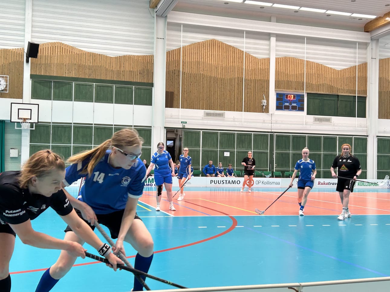 PaKan salibandynaisten turnaus alkoi voitolla Haukiputaan Heiton kakkosjoukkueesta. Etualla PaKan pelaajista Mari Kämäräinen.