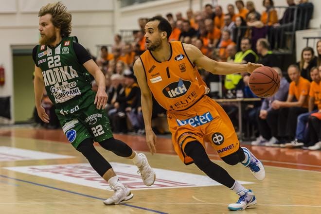 Karhu Basketin Cameron Jones kuljetti palloa KTP:n Antto Nikkarisen varjostamana. KUVA: ERKKI HAUTAVIITA