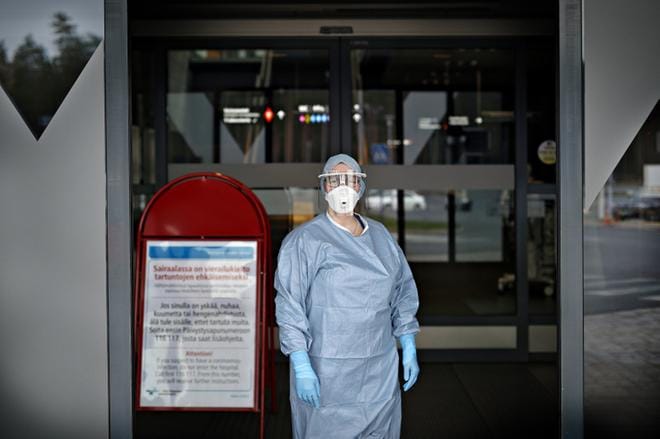 Etelä-Pohjanmaan sairaanhoitopiirin hallitus sai maanantaina päätettäväkseen esityksen, jonka mukaan hoitohenkilöstölle, joka on vuoden 2020 aikana tähän päivään saakka osallistunut koronaepidemian hallintaan ja potilaiden hoitoon, maksetaan 500 euron palkkio. Arkistokuva: Tomi Kosonen