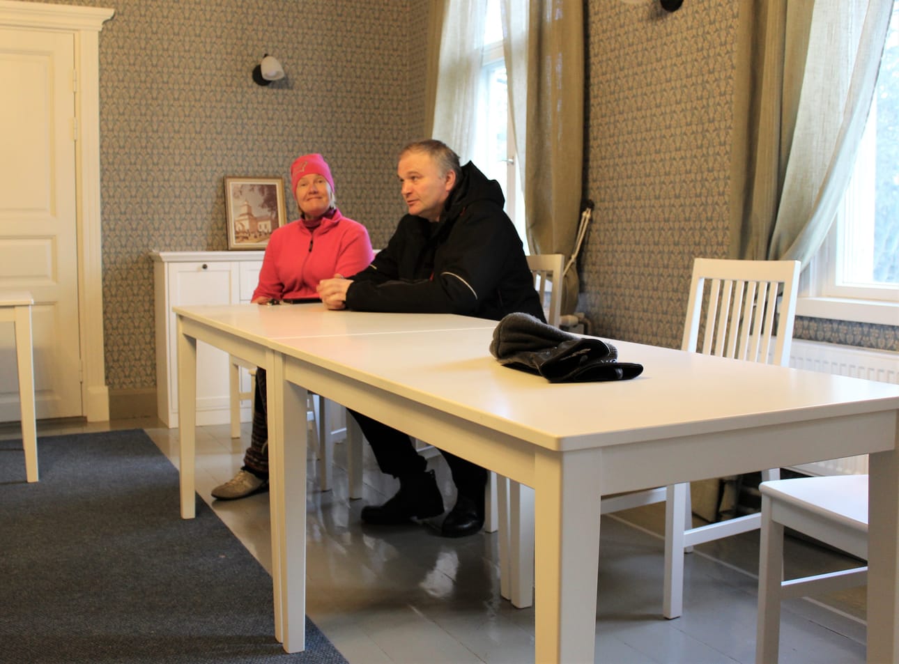 Ulla Hiula-Honkanen ja Ahti Malm vaihtoivat mielipiteitä maanantaina Karijoen seurakunnan pappilassa.