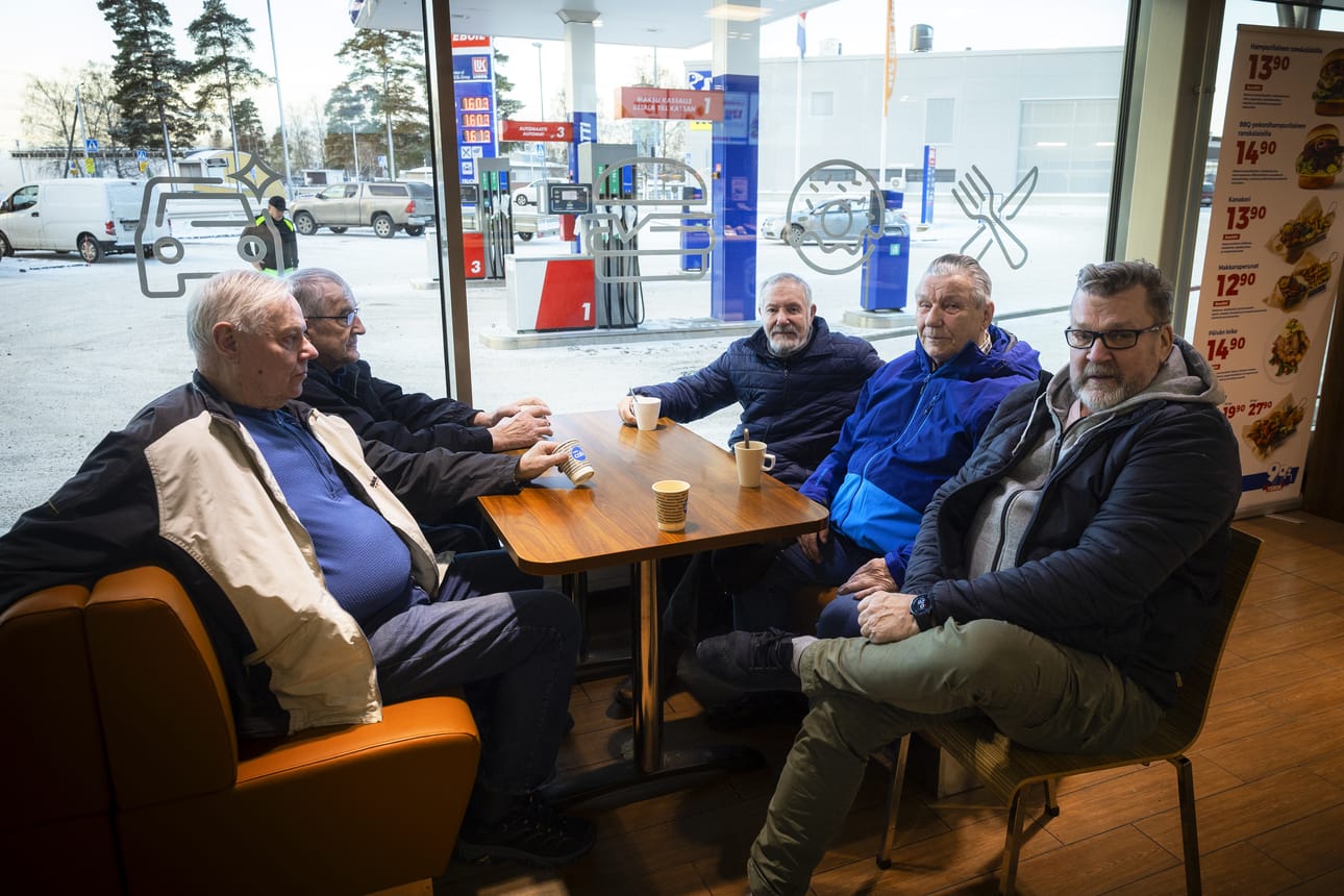 Vasemmalta Kalevi Södergård, Heikki Mäkynen, Seppo Oravasaari, Erkki Vainionpää ja Timo Kallio ovat kokoontuneet melkeinpä päivittäin Teboilille kahville.