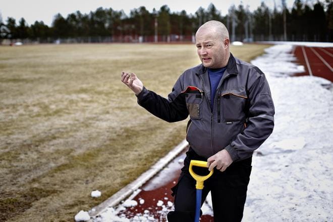 Vielä viikko sitten Honkalanmäen nurmella oli kenttämestari Tomi Yli-Raskun mukaan 20 senttimetriä lunta. – Oikein mitalla mittasin. KUVA: TOMI KOSONEN