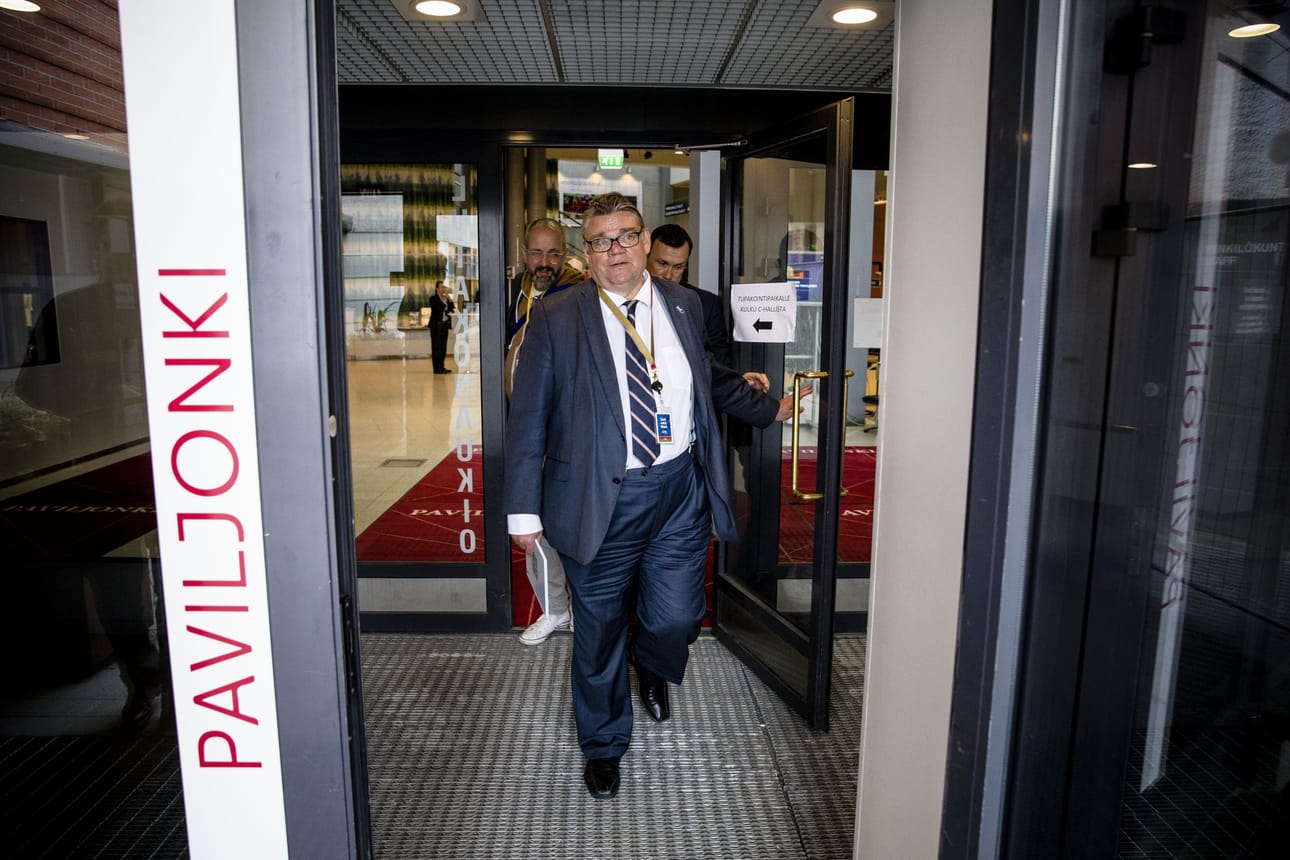 Timo Soini lähti perussuomalaisten Jyväskylän puoluekokouksesta yksinäisenä miehenä sunnuntaina 11. kesäkuuta. Jo maanantaina illalla ilme kirkastui, kun iso osa puoluetovereista aikoi loikata uuteen ryhmään.