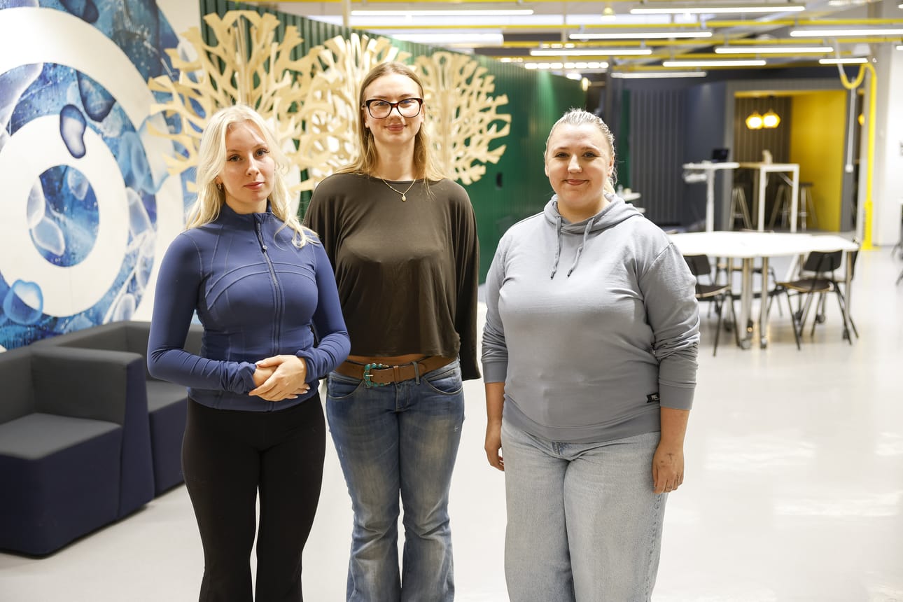 Helvi Heikkilä, Ella Huhta ja Janica Keränen ovat Oulun yliopiston opiskelijalähettiläitä, jotka esittelevät yliopisto-opiskelua muun muassa messuilla, sosiaalisessa mediassa ja oppilaitosvierailuilla.