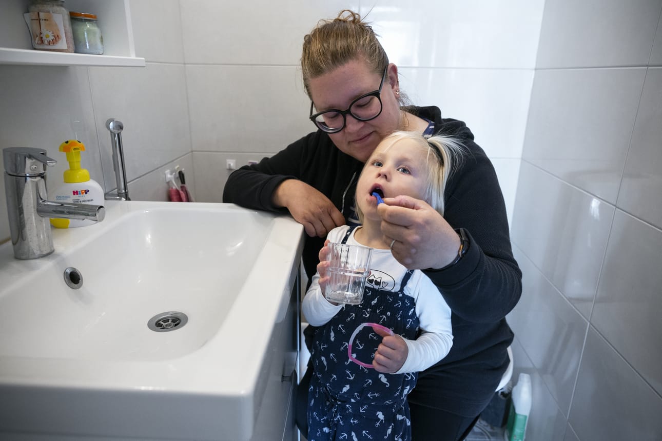 Hampaidenpesu on hetkiä, jolloin keittämätöntä hanavettä voisi helposti käyttää vahingossa. Erika Hällmarkilla ja Iris-tyttärellä homma oli kuitenkin muistissa ja hoidossa.