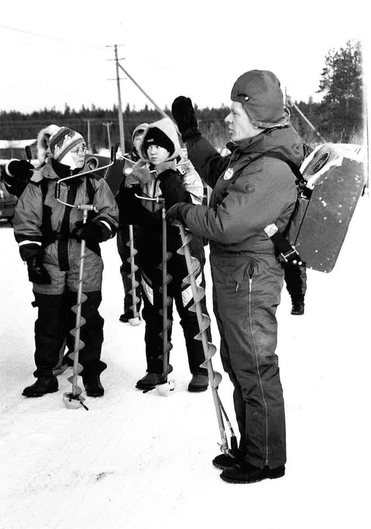 22.1.1995 otetussa kuvassa ollaan lähdössä Kaamos Cupin viimeiseen osakilpailuun Nissinjärvellä.Vasemmalla Aila Heiskanen, keskellä Johanna Talvitie ja hänen takaa näkyy Enni Karjalainen, oikealla jo edesmennyt Kalervo Ronkainen.