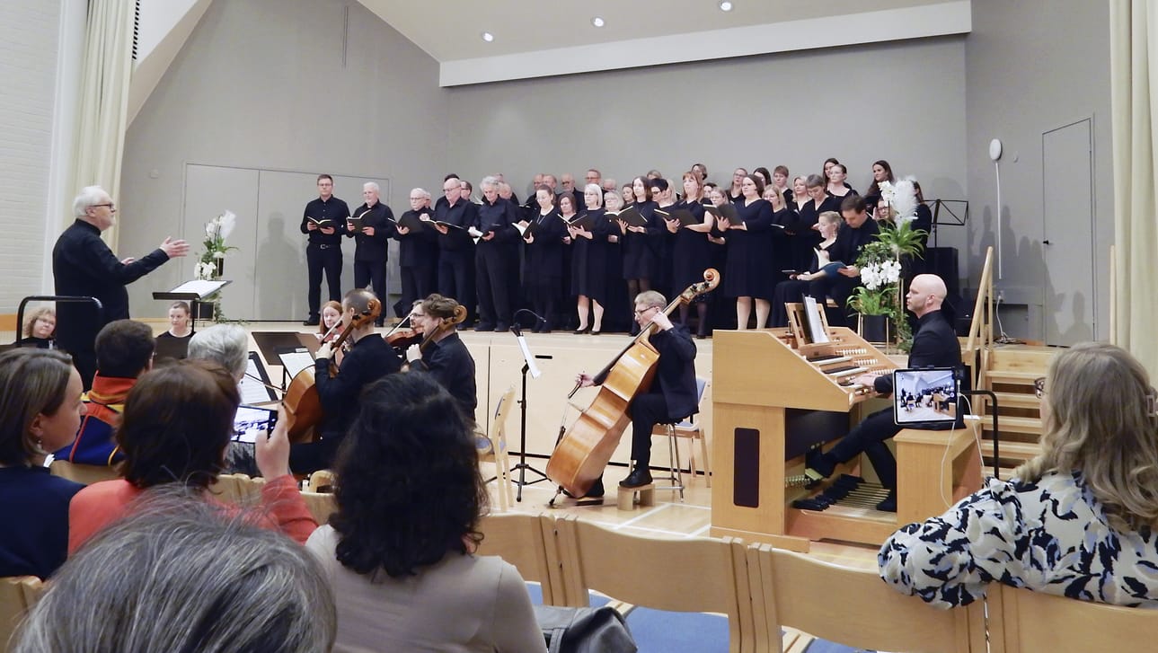 Musiikkineuvos Tapani Tirilän johtama Requiem oli projekti, joka yhdisti ison teoksen tekemiseen eri aikakausina Tirilän johtamissa kokoonpanoissa laulaneita miehiä ja naisia sekä alueellisia soittajia.