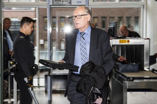 Syyttäjä vaatii ex-poliisiylijohtaja Mikko Paaterolle neljän kuukauden ehdollista vankeutta virkavelvollisuuden rikkomisesta. Paatero saapui turvatarkastuksen läpi Helsingin käräjäoikeuteen keskiviikkoaamuna. KUVA: Kimmo Penttinen
