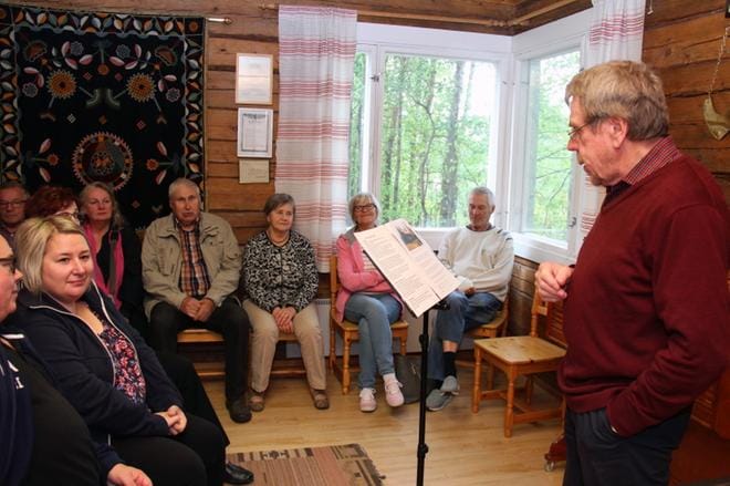 70-vuotiaan Kauhava-Seuran puheenjohtaja Seppo Ruotsala esitteli asevelitaloa eli nykyistä Veteraanitaloa. KUVAT: MIA KÄRKKÄINEN